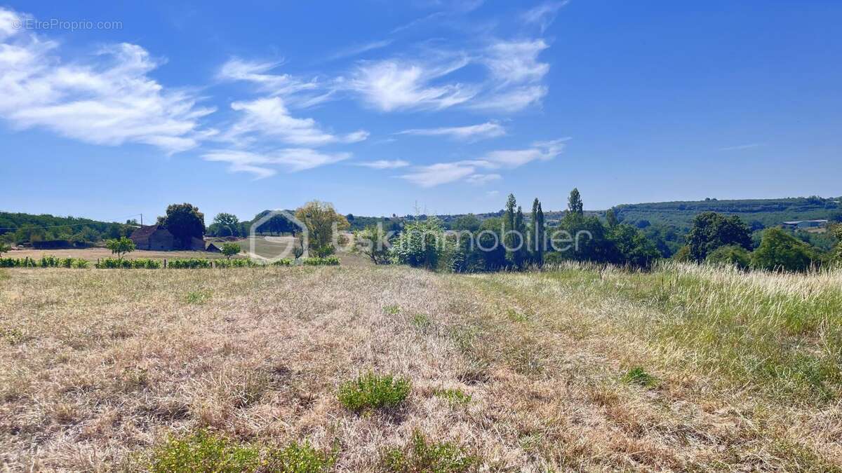 Terrain constructible avec panorama exceptionnel à Nailhac - photo 3