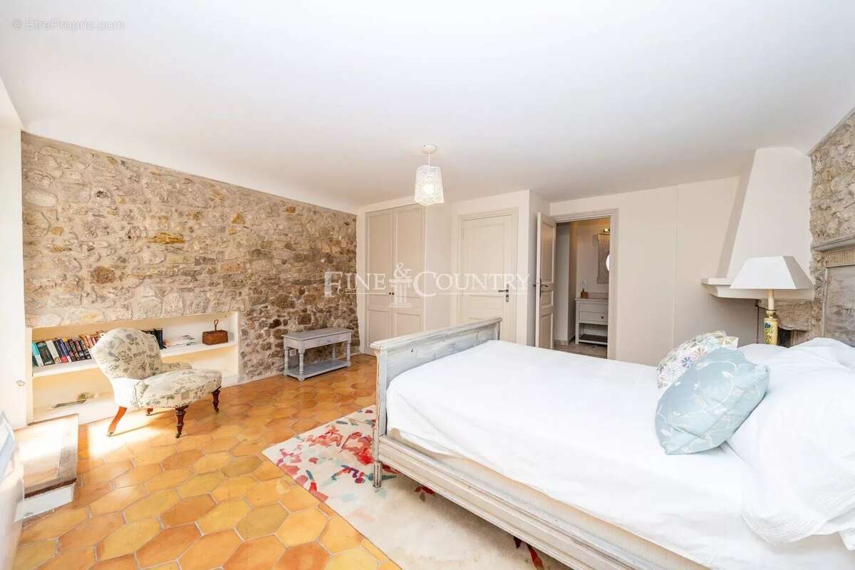 À vendre – Coeur de MOUGINS VILLAGE - Ensemble unique de deux maisons avec vue mer - photo 26