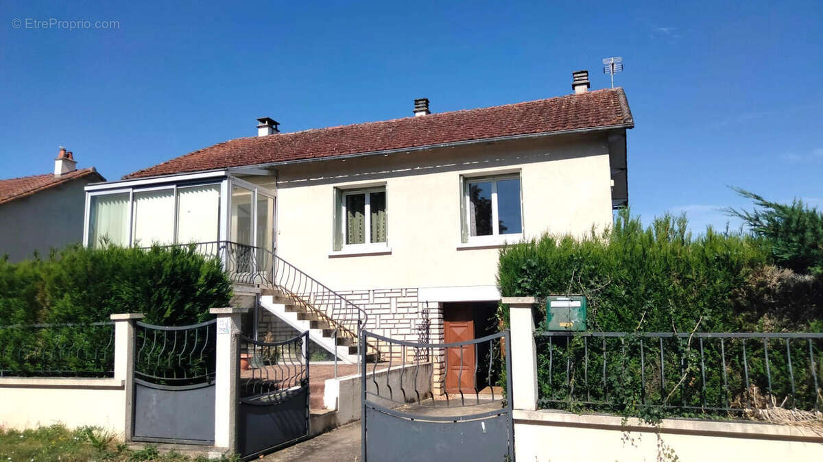 Maison de village à Mauprevoir, Jardins, Garage, Dépendances, Proche des Commerces, 3 Chambres, 2 Salles de Bains - photo 2