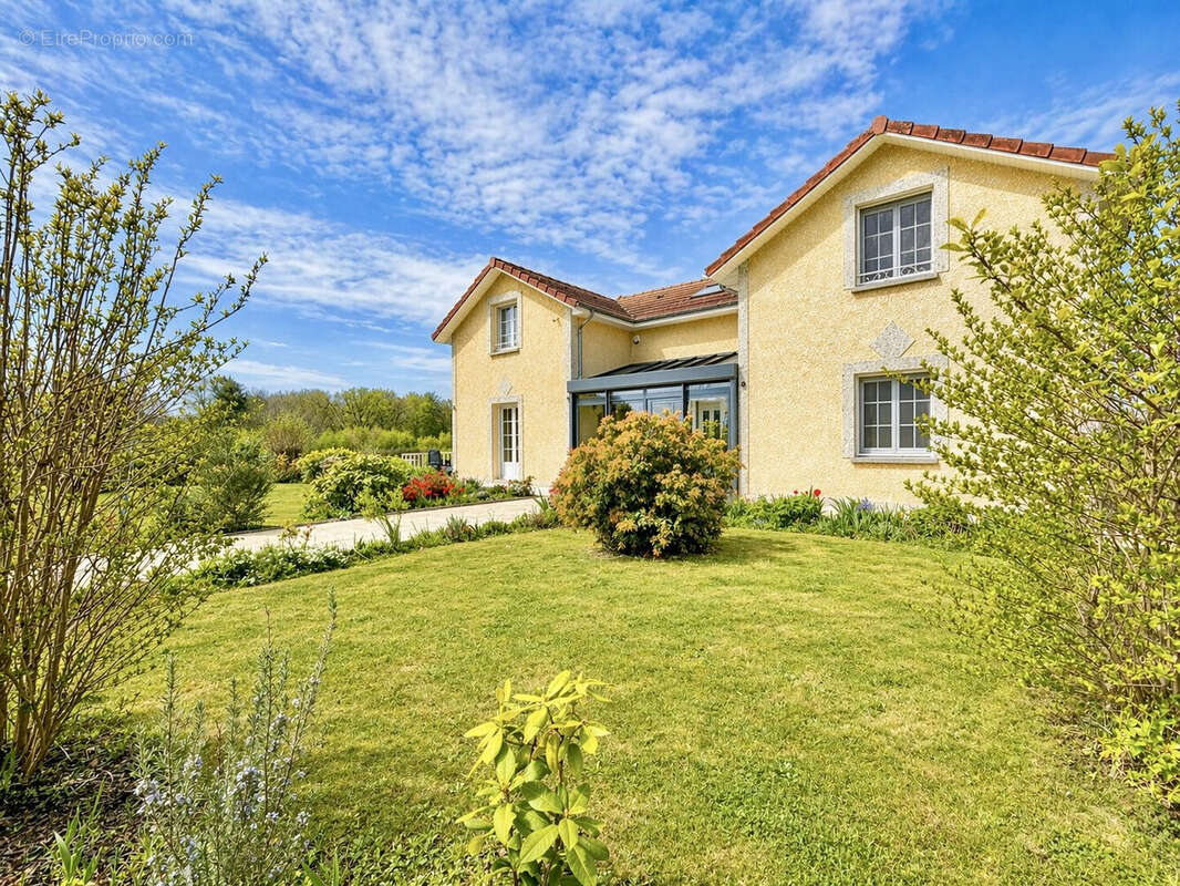 Maison 231 m² à Saint-Georges-De-Mons  - photo 3
