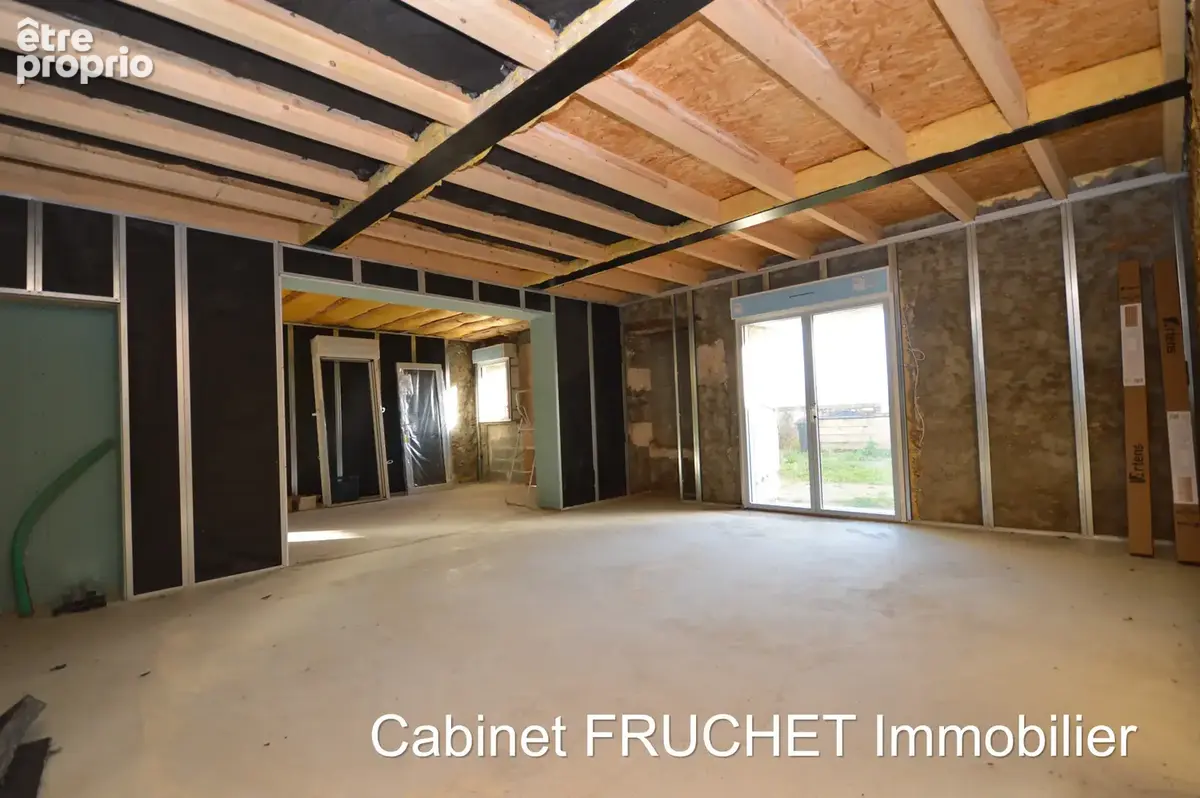 Proche CHANTONNAY - Grande maison en pierre en cours de rénovation. - photo 5