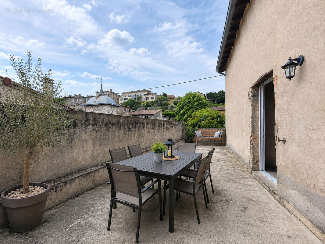Maison en pierres rénovée, élevée sur dépendances à Saint Pierre de Boeuf - 3 chambres + 160 m2 de jardin - photo 3