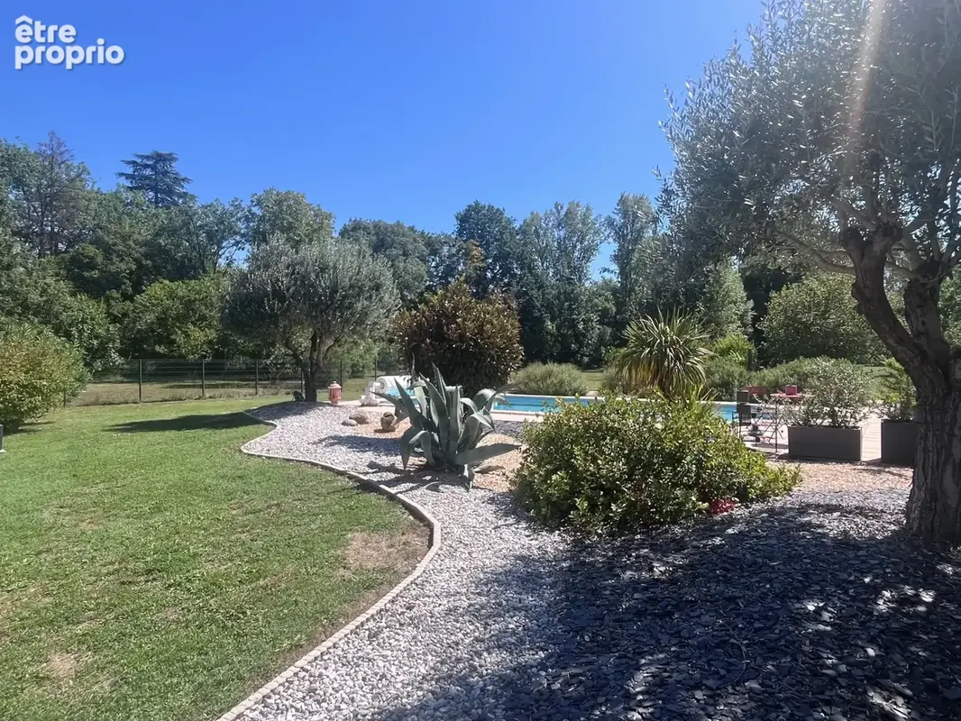 Maison 6 pièces avec piscine et parc paysager - photo 13