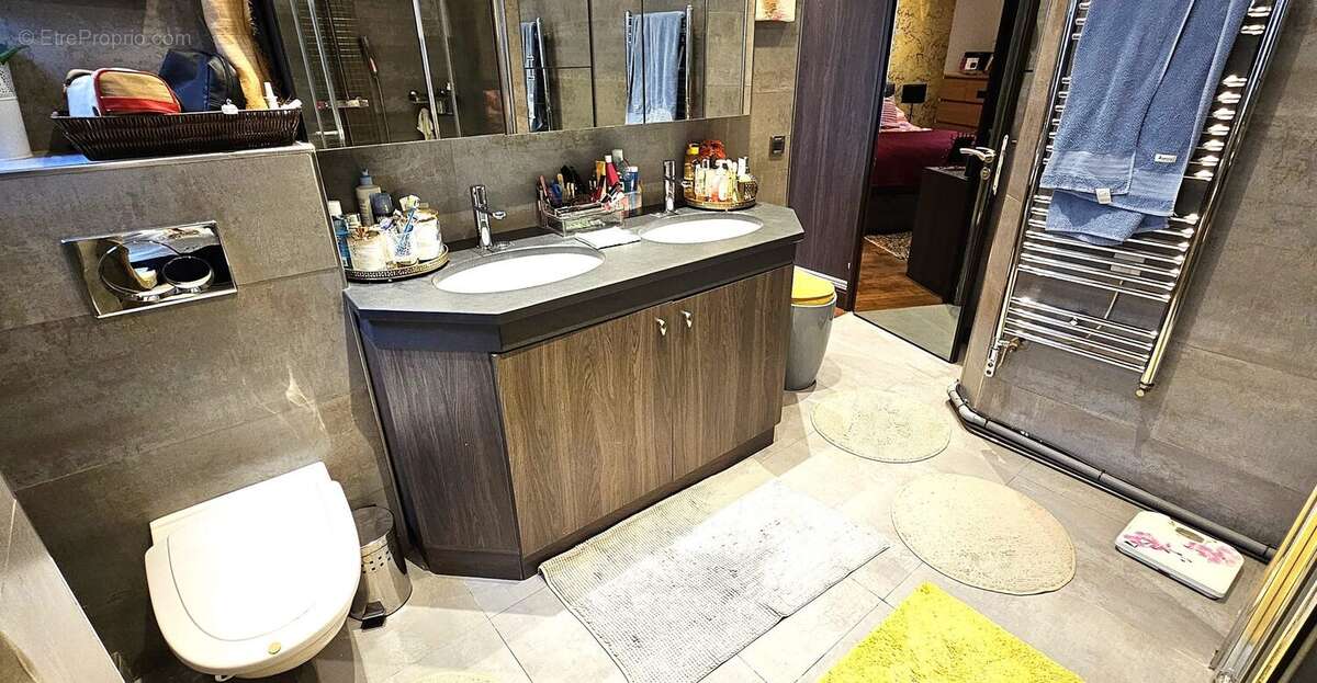 Salle d&#039;eau avec WC attenant chambre 1 - Appartement à NEUILLY-SUR-SEINE