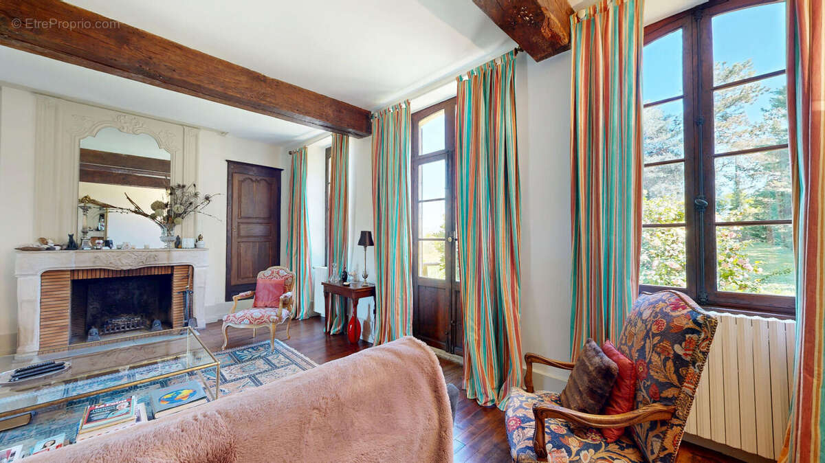Maison à GENNETINES