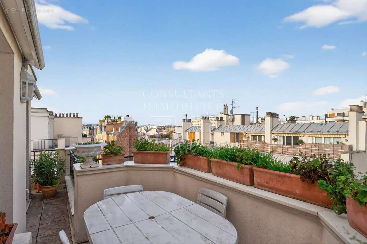 Appartement à PARIS-16E