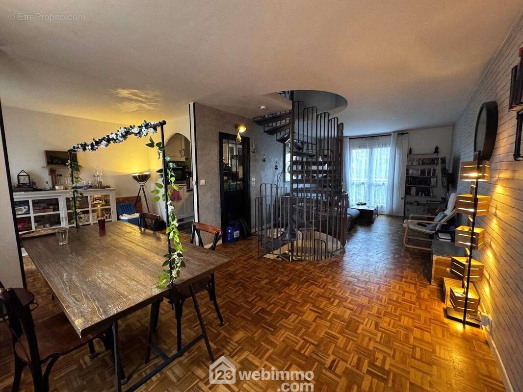 Nous retrouvons le salon - Maison à BONDOUFLE