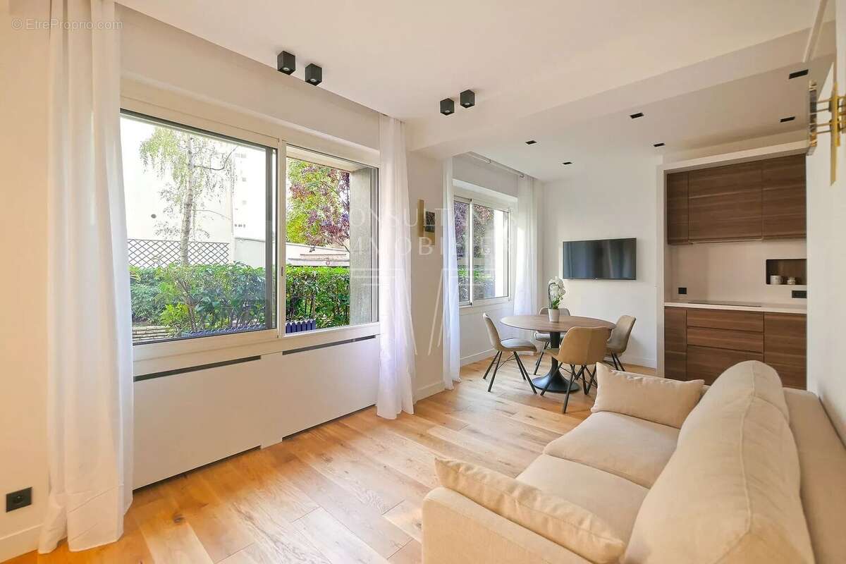 Appartement à PARIS-16E