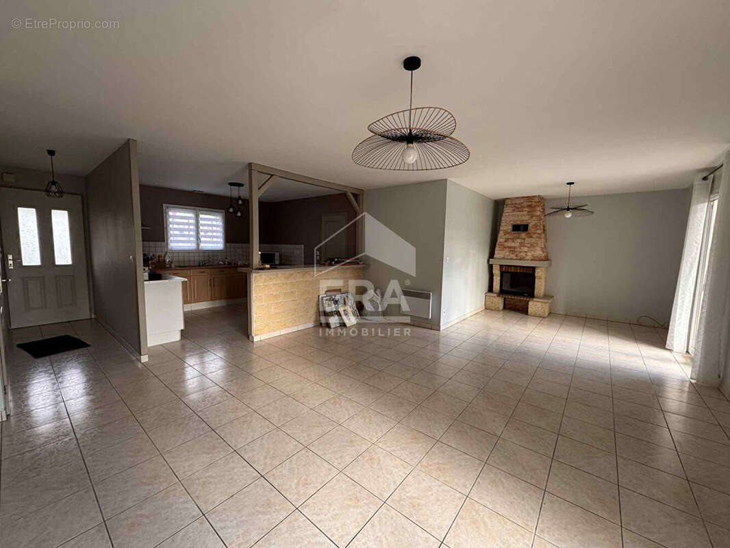 Maison à SAINT-CHRISTOLY-DE-BLAYE