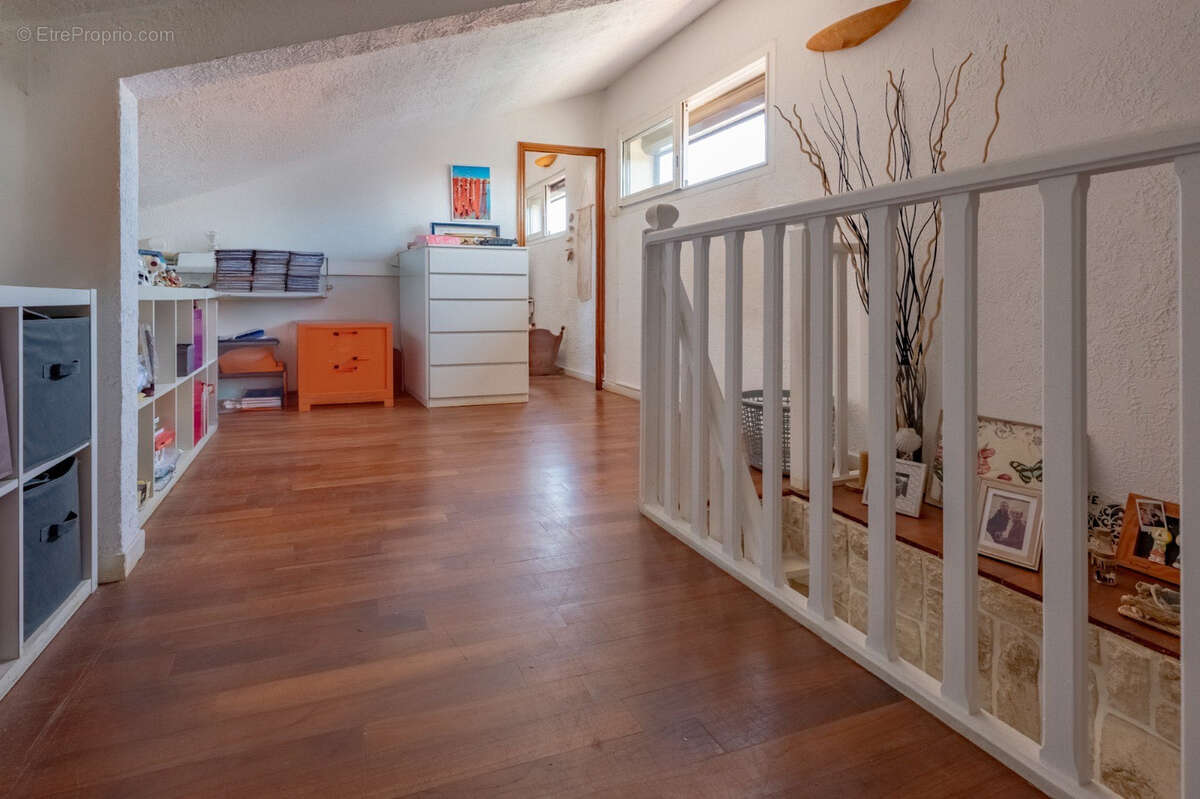 Bel appartement type 4 en DUPLEX - idéalement situé - au dernier étage - photo 6