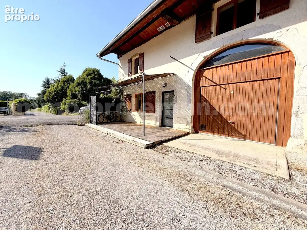 Appartement_T4_La_Balme-de-Sillingy_proche_Annecy_frontière_Suisse_direction_GENELVE_investissement_vente_séjour_salon_cuisine_salle_a_manger_extérieur_
