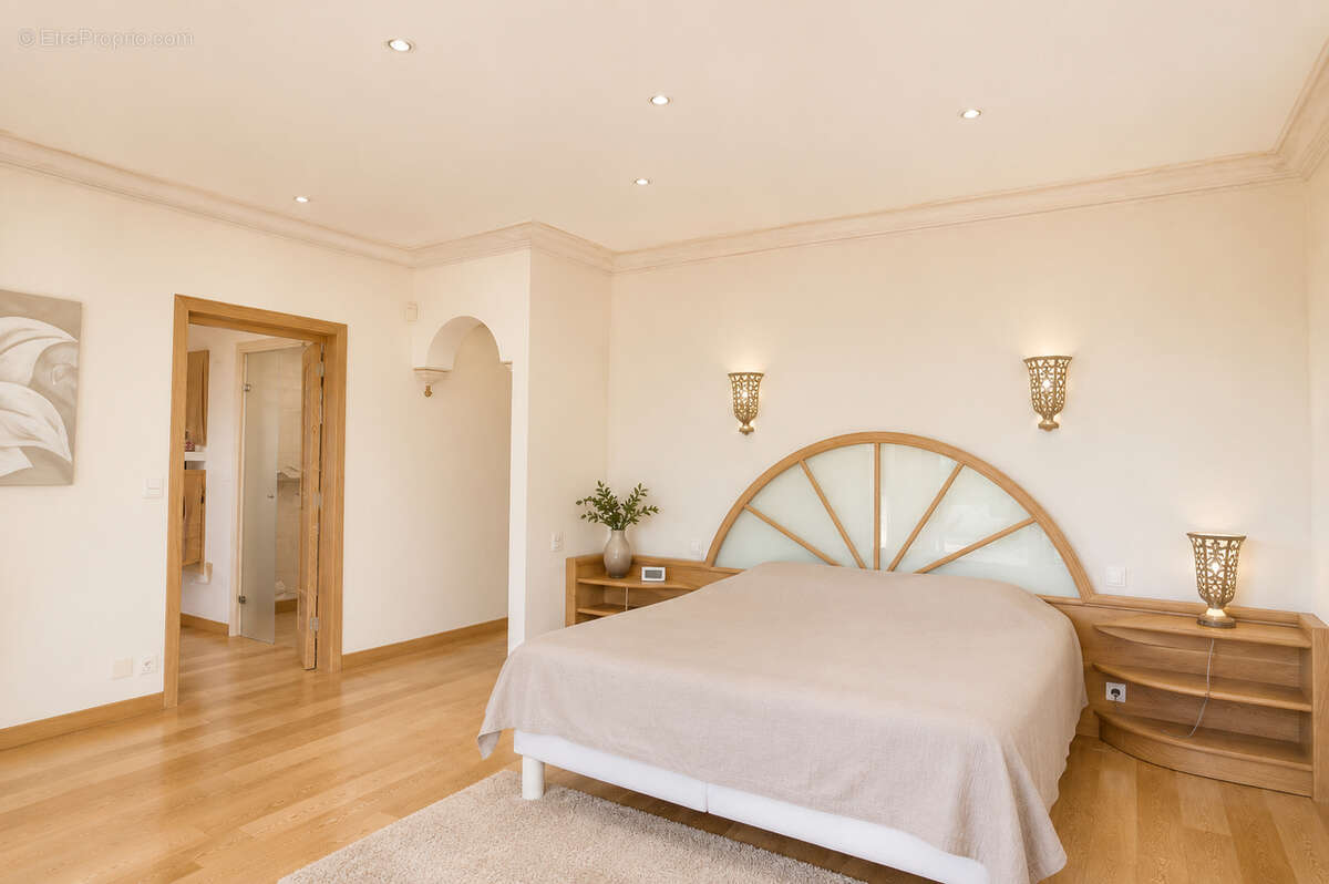A vendre villa vue mer avec 3 chambres et piscine a saint aygulf - photo 11