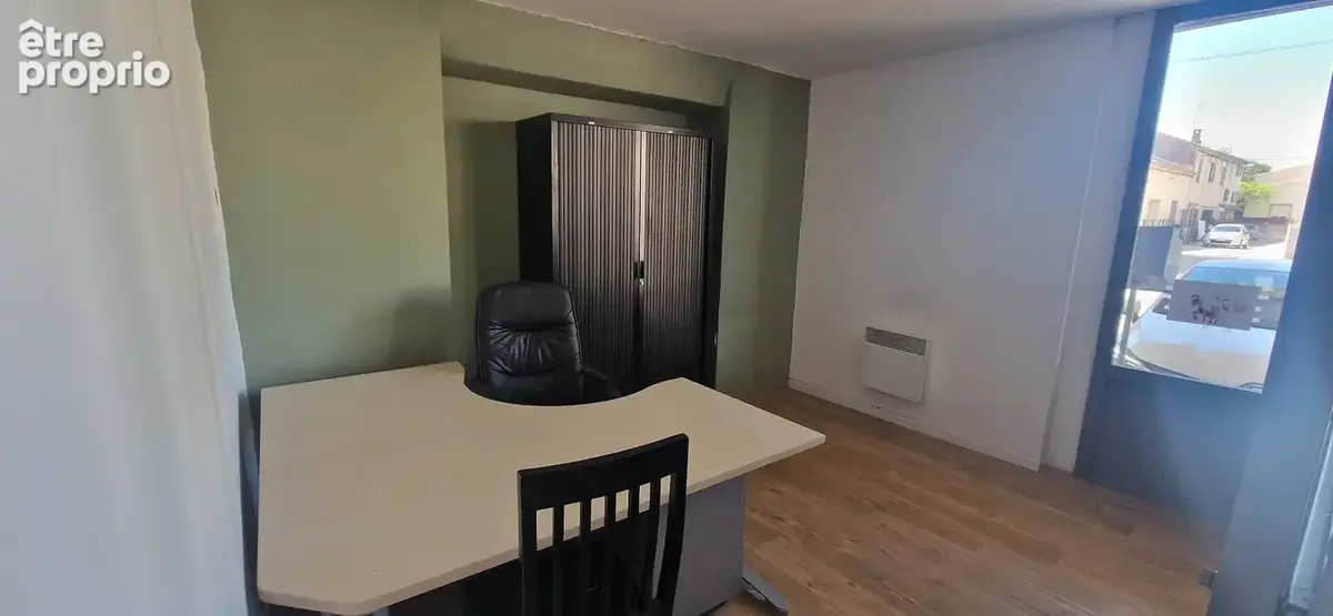 Local commercial de 133 m2 avec mezzanine   Vendu loué au cœur des Vignères - photo 6