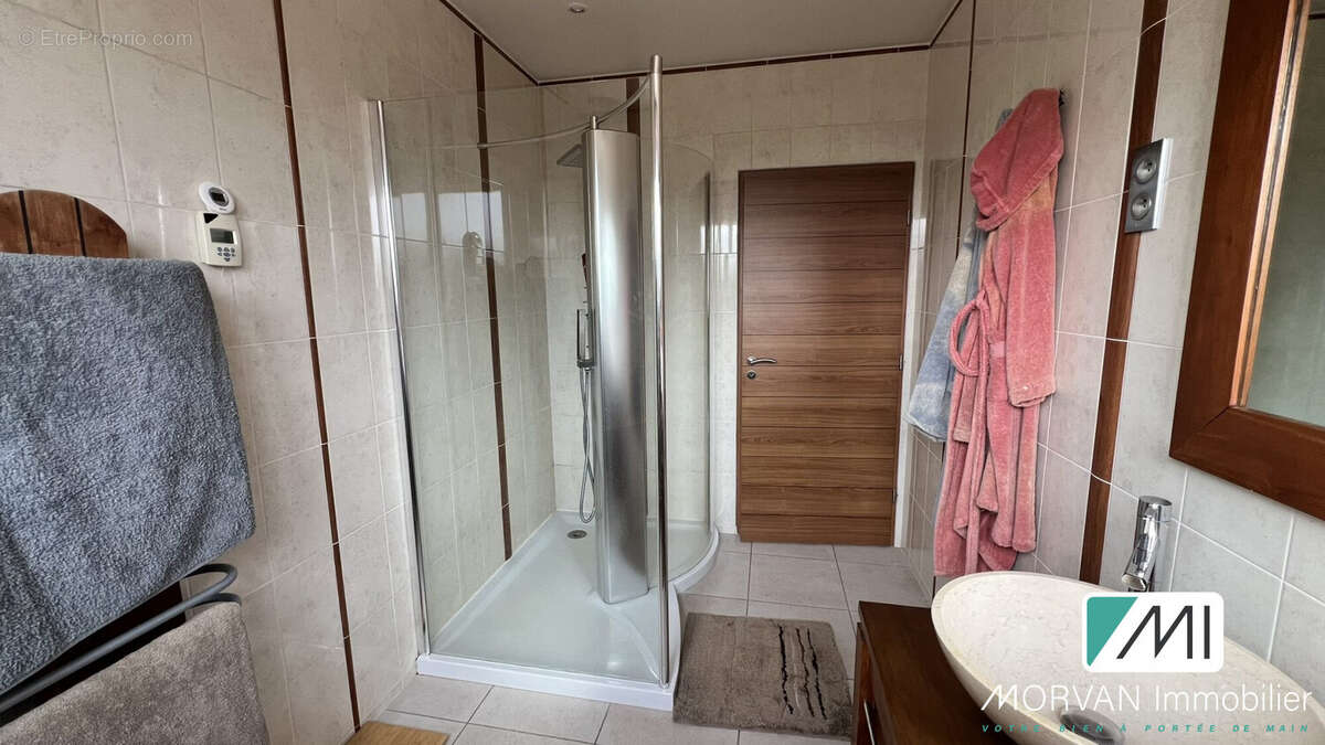 Salle d&#039;eau Rdc - Maison à SAINT-REMY-L&#039;HONORE