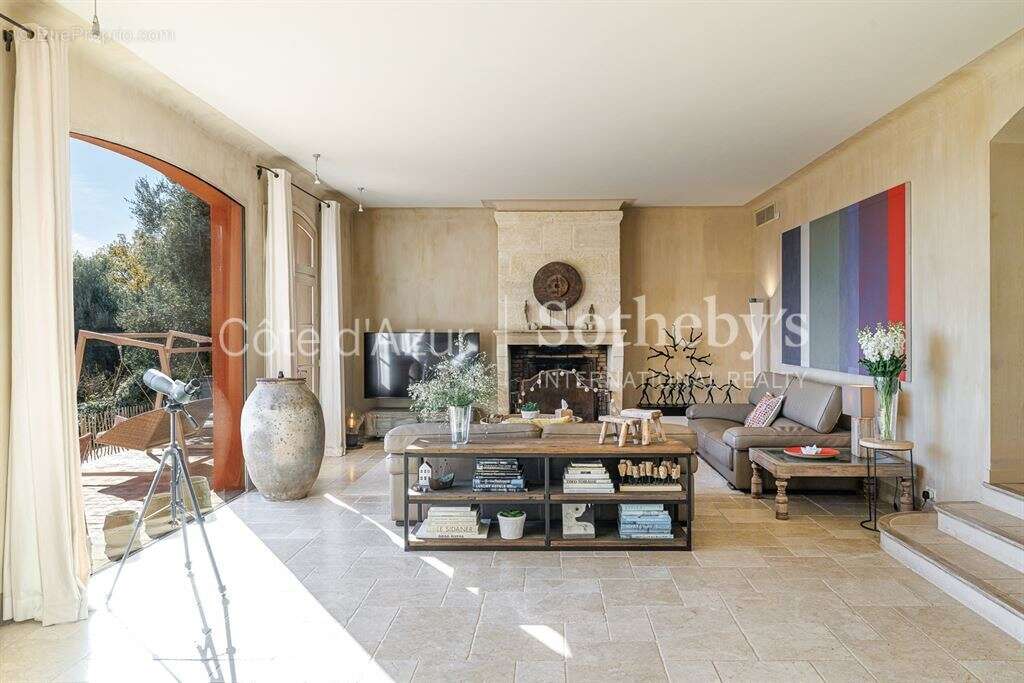Vence bastide néo provençale avec vue mer, piscine chauffée et jardin paysager de 4 300 m² - photo 7
