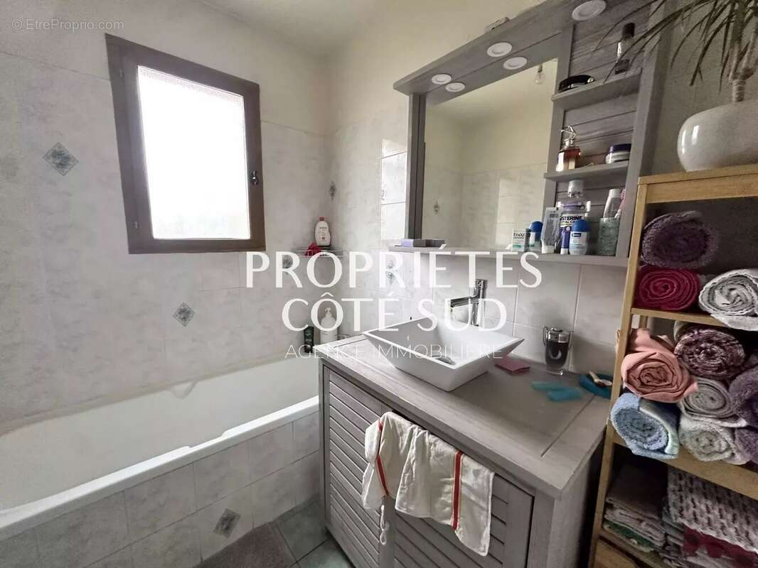 Maison à SAINT-LAURENT-DES-ARBRES