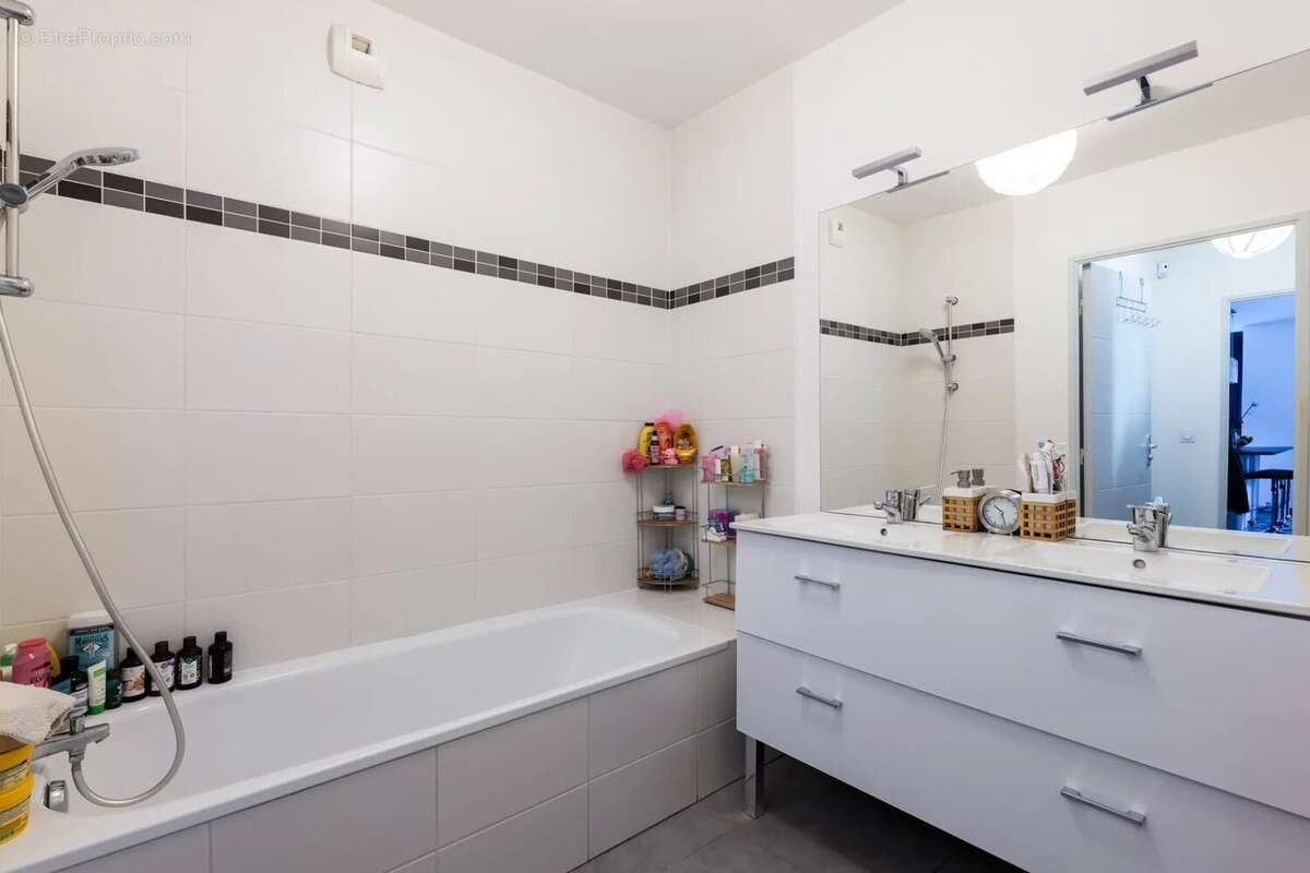 Appartement à SAINT-LAURENT-DU-VAR