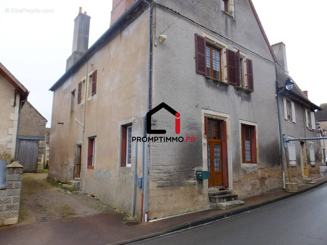Maison à AINAY-LE-CHATEAU