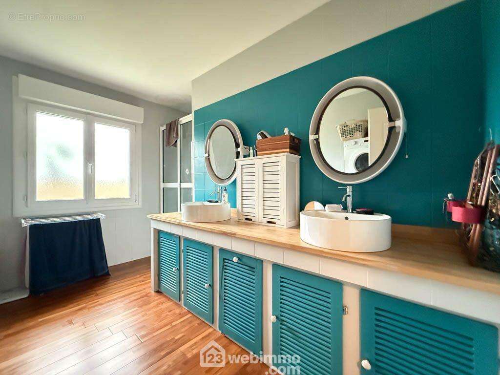 La salle de bain de 10 m² avec baignoire, douche et WC, - Maison à POUZAUGES