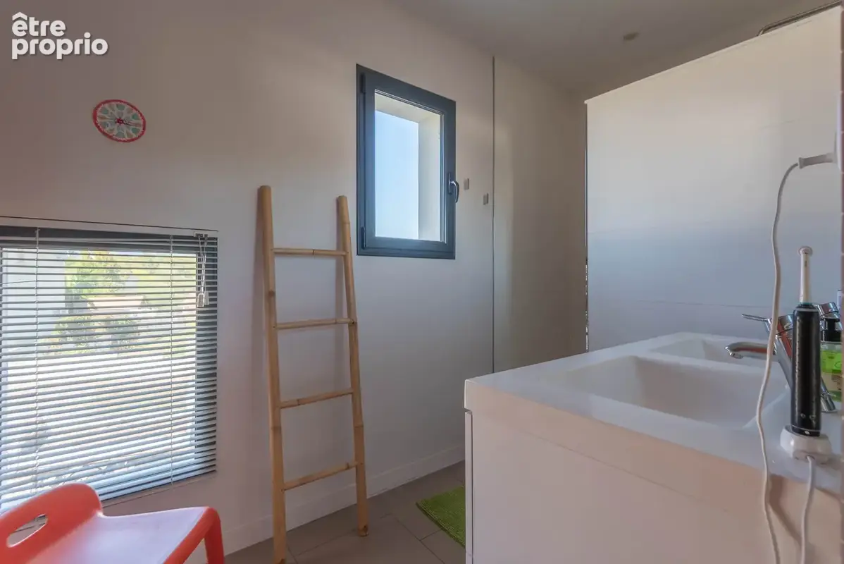 Maison de 2010 - 173 m2 - 4 chambres - garage de 135m2 - photo 11
