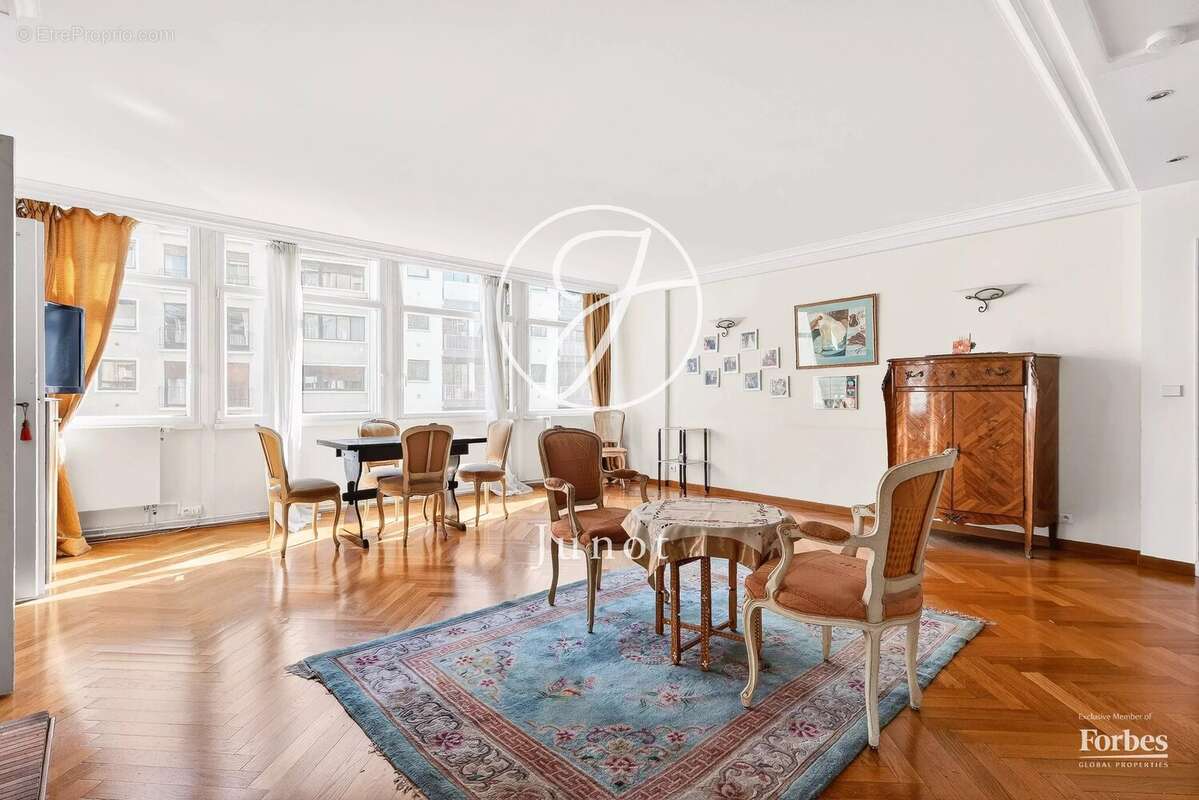 Appartement à PARIS-16E
