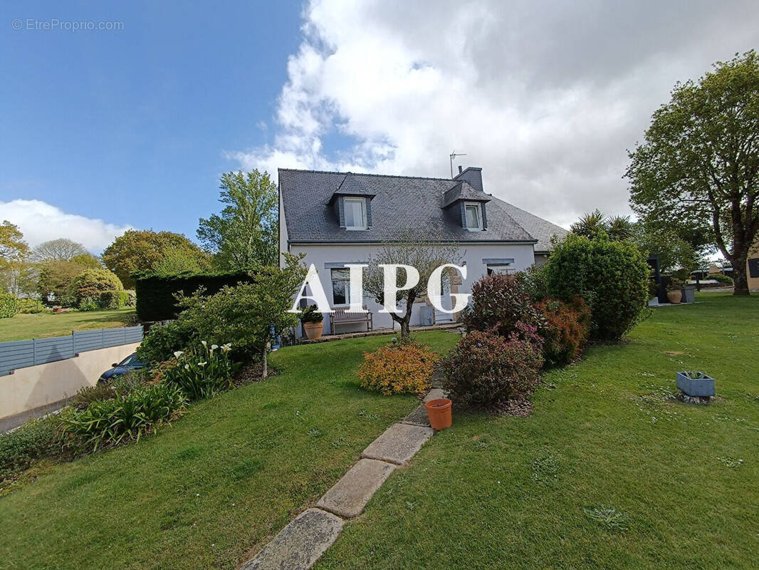 Maison à MUR-DE-BRETAGNE