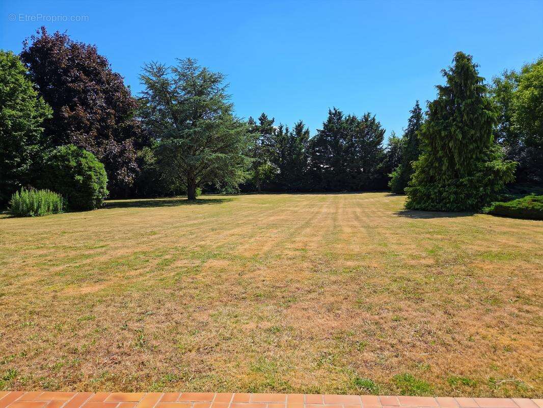  Un cadre de vie privilégié Édifiée sur un terrain de plus de 6 780 m², entièrement clos et paysager, cette propriété vous garan - photo 17