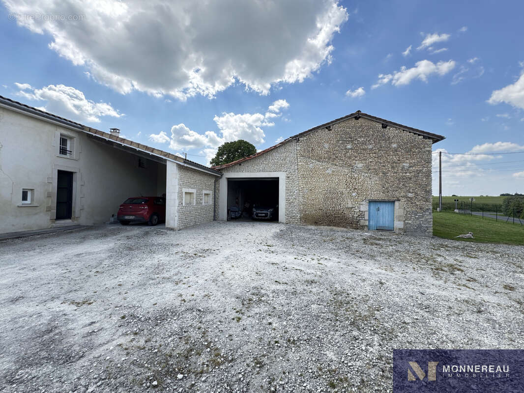 Magnifique charentaise renovee avec dependances - photo 21