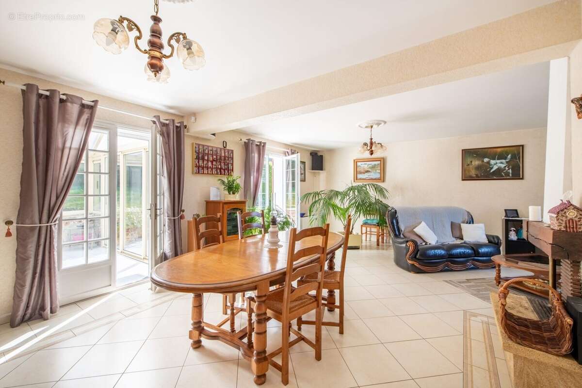 Maison à LES CLAYES-SOUS-BOIS