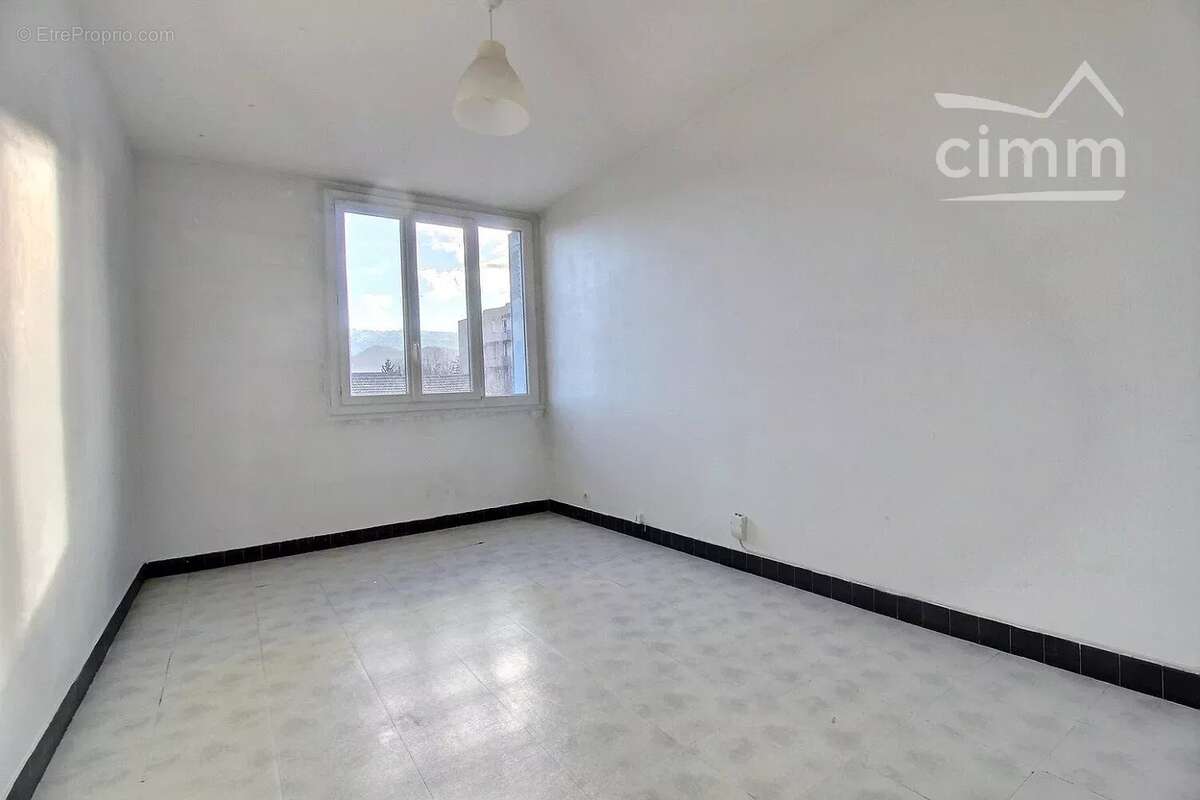 A VENDRE - T2 avec balcon, cave et ascenseur - photo 2
