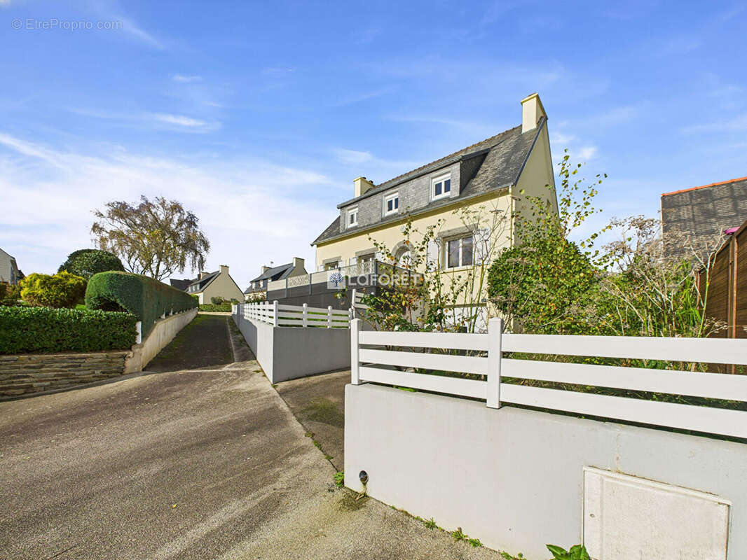 Maison à CHATEAUNEUF-DU-FAOU
