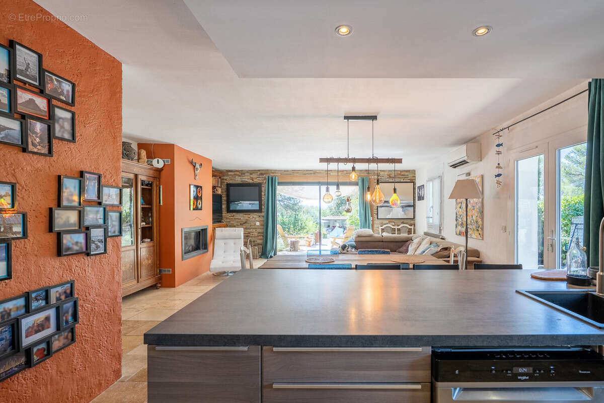 Maison 10 pièces 260 m² à vendre à Saint-Marc-Jaumegarde (13100) - photo 3