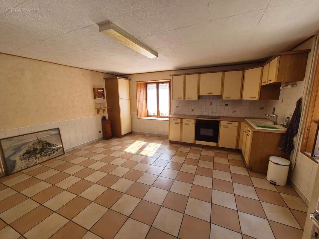 Maison en pierre sur trois niveaux avec dépendances et terrain - photo 5