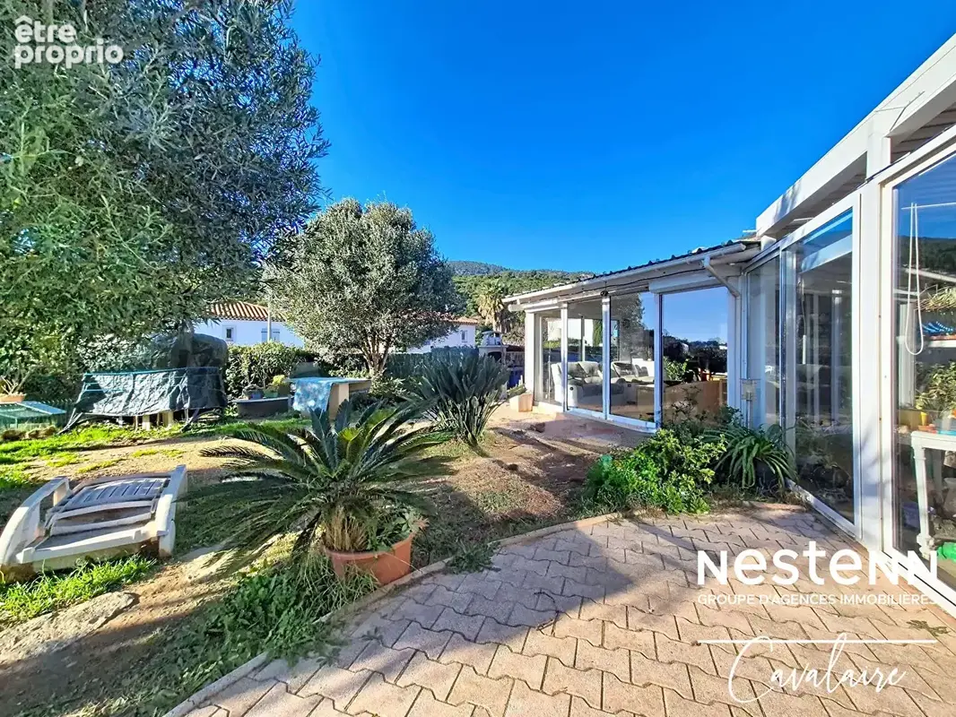 Maison d'environ 120 m² de plain-pied avec vue mer sur un terrain piscinable dans un quartier prisé de Cavalaire - photo 21