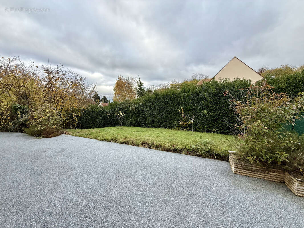 Maison à MORAINVILLIERS