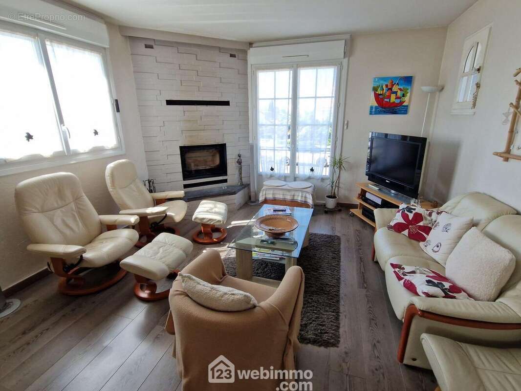 Salon avec insert récent - Maison à LA ROCHE-SUR-YON