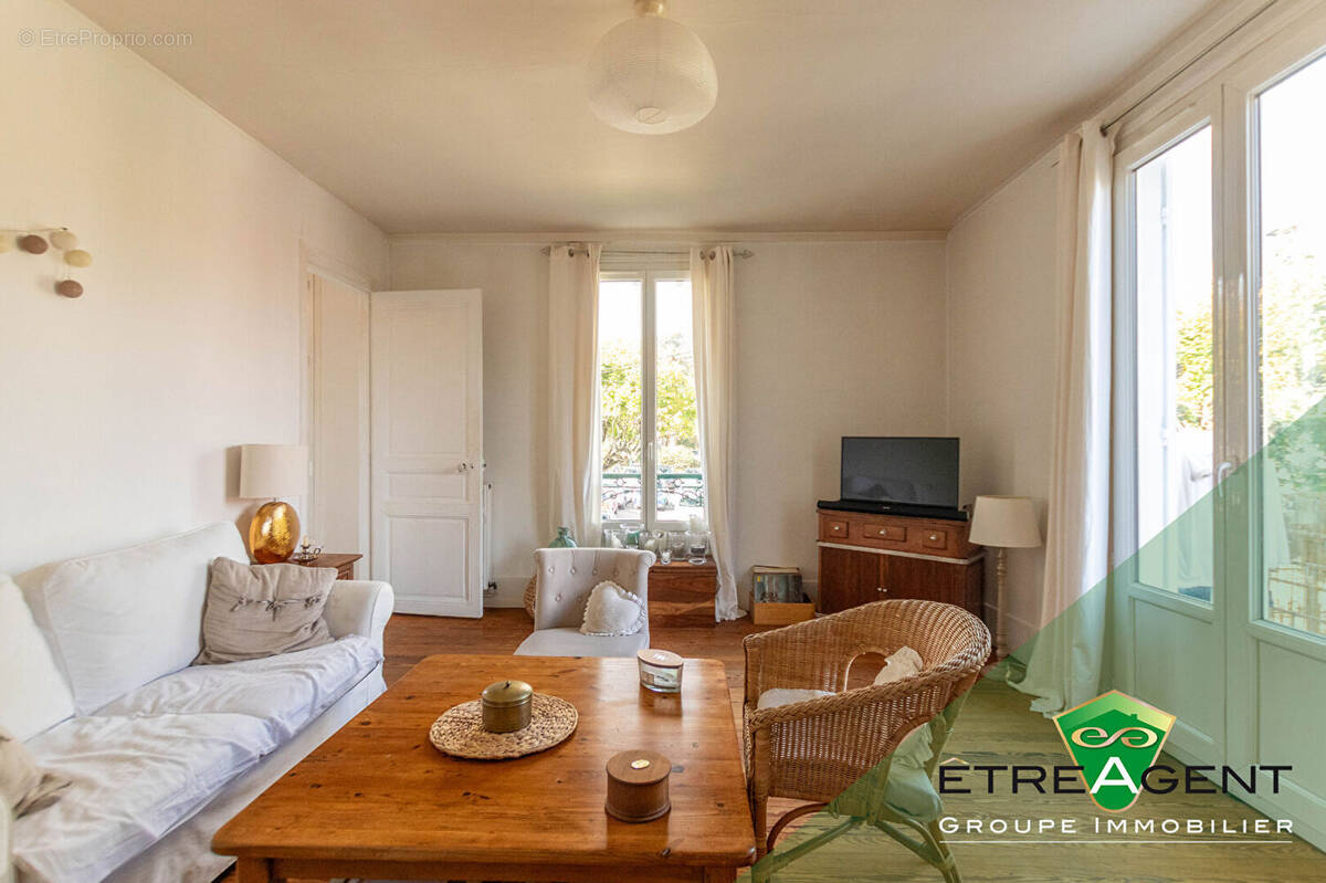 Appartement à CHANTELOUP-LES-VIGNES