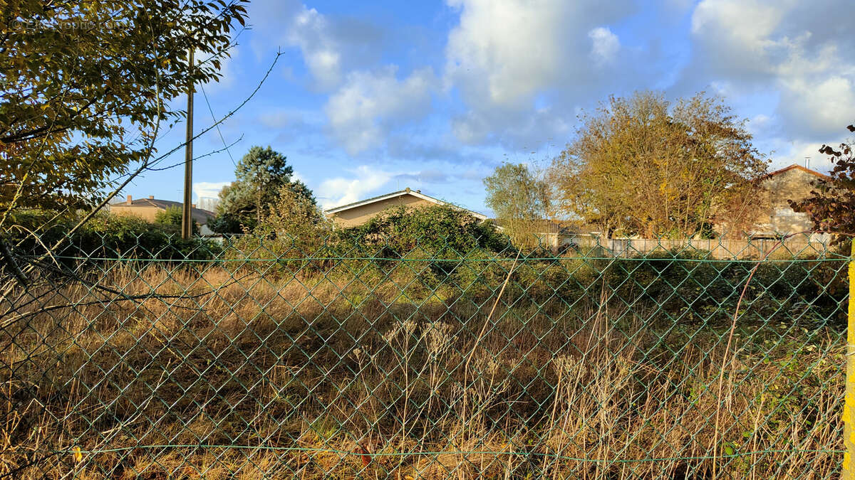 Terrain à SAINT-PIERRE-D'AURILLAC