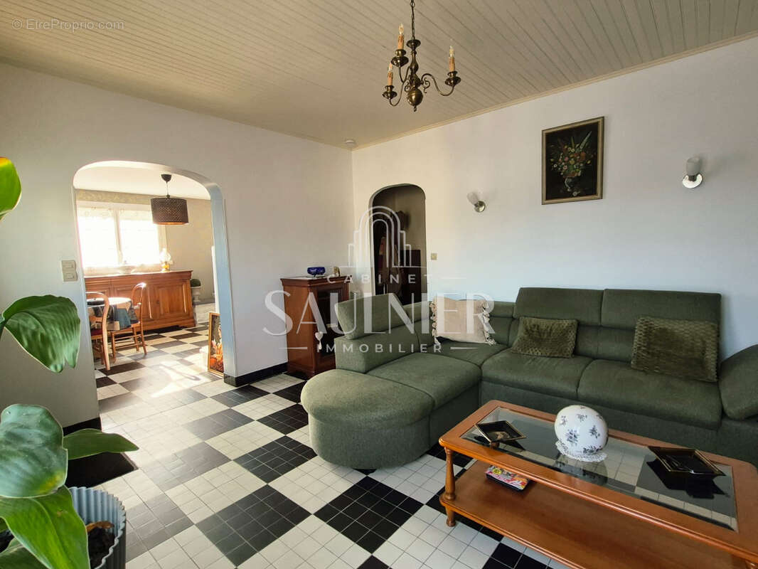 Exclusivité - Maison familiale de 126m2 avec dépendances proche du centre ville Saint-Georges-sur-Cher. - photo 2