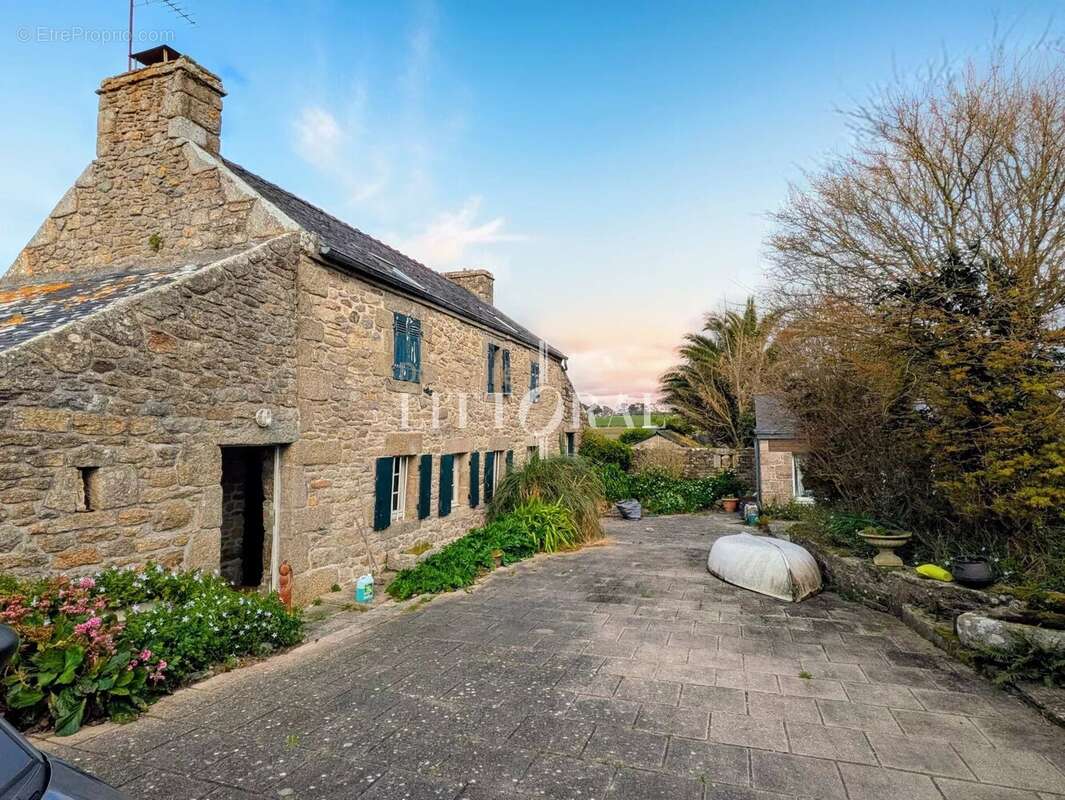 Maison à LAMPAUL-PLOUARZEL