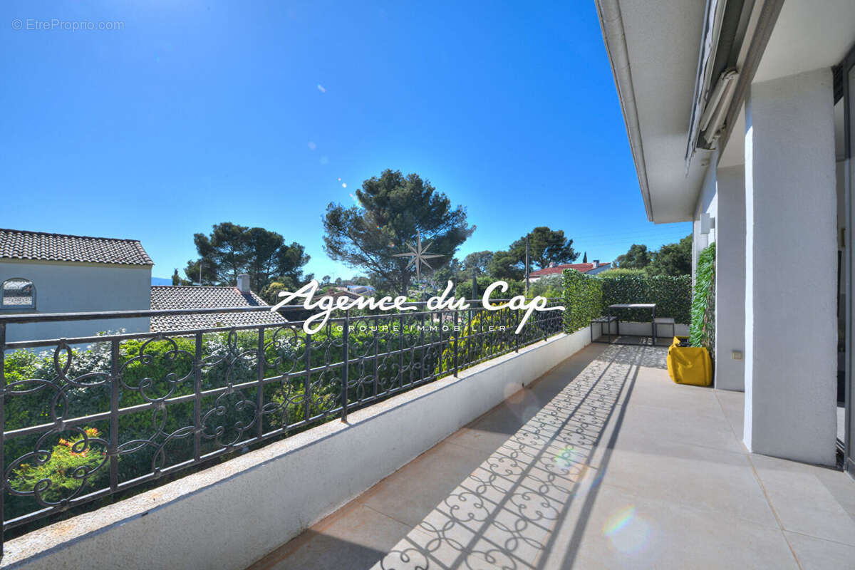 Saint raphael appartement 3 pieces renové en dernier etage avec garage secteur les plaines a saint raphael - photo 5
