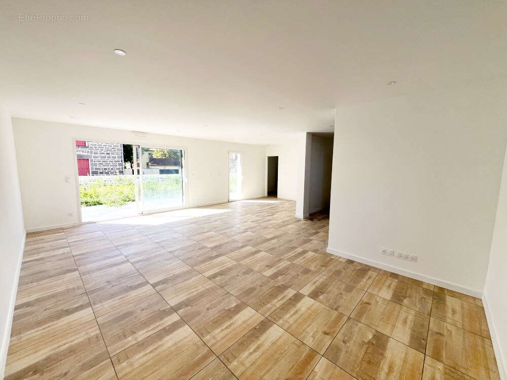 Maison à SAINT-BEAUZIRE