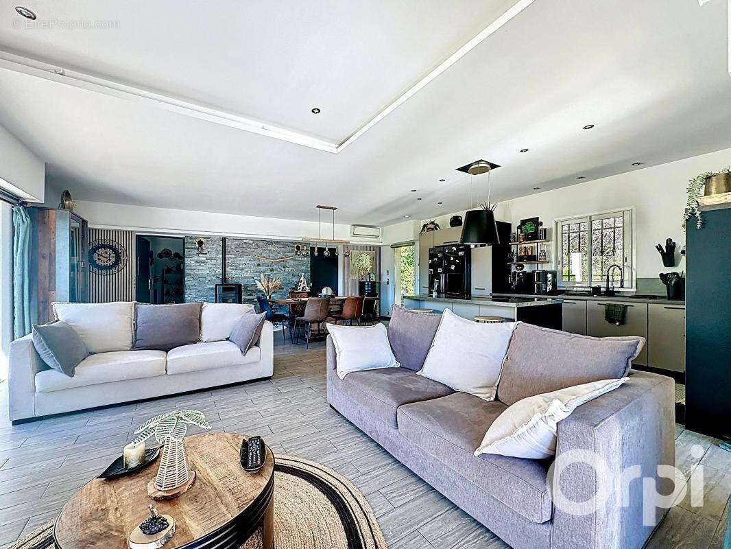 Maison à LA ROQUETTE-SUR-VAR