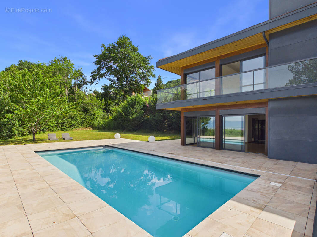 LUCINGES - Maison d'architecte contemporaine de 7 pièces avec piscine. - photo 2