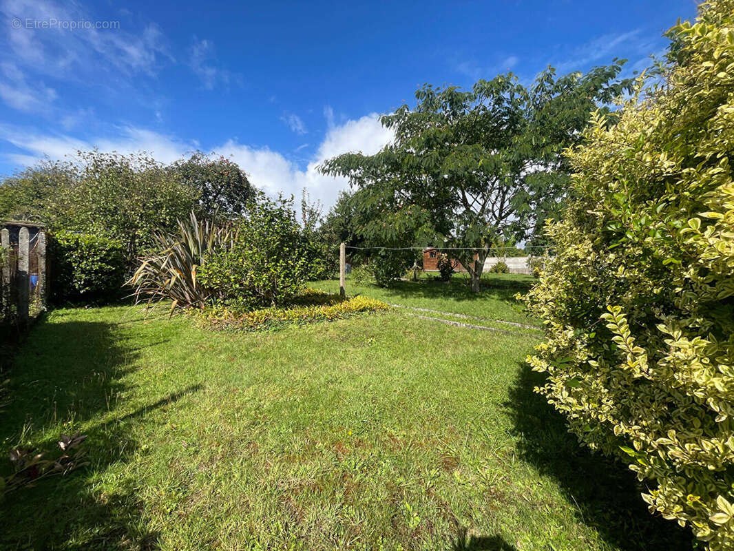Maison à CHATEAUNEUF-DU-FAOU