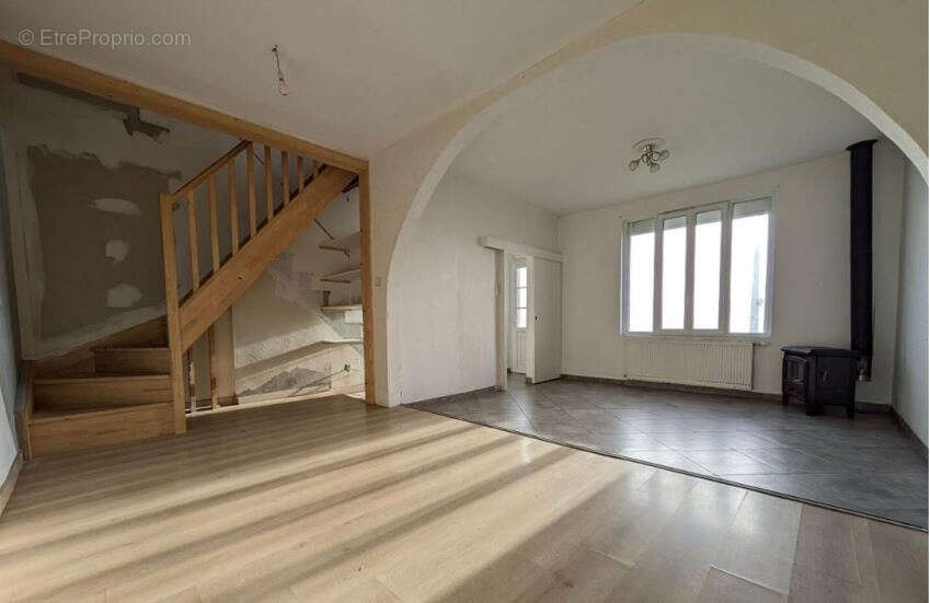 Maison familiale de 115 m2 avec bâtiment de 82.5 m2  et  terrain de 1246 m2 - photo 3