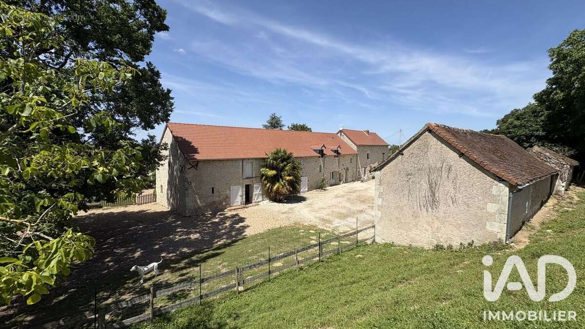 Maison 263 m² à Dange-Saint-Romain  - photo 5