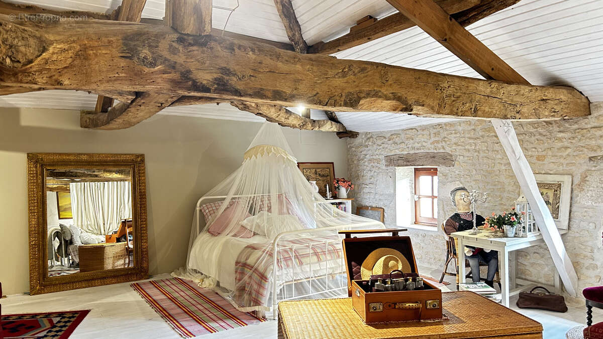 Maison à SAINT-PIERRE-DE-JUILLERS