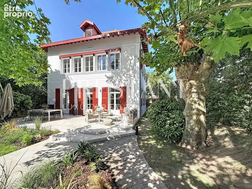 Bayonne, quartier Saint-Léon : maison de caractère de 1920 rénovée, avec jardin arboré et piscine, à deux pas des commerces, des - photo 3
