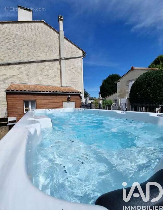 Maison 261 m² à Rouillac  - photo 3